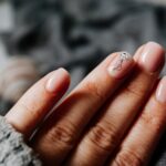 Nieskończone możliwości zdobień paznokci hybrydowych naklejkami